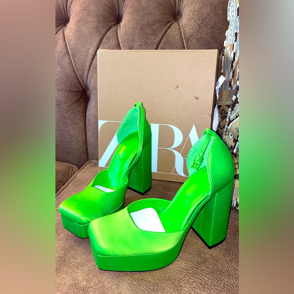Zara HEELED PLATFORM SHOES GREEN Size 9 used only one time
Heel height 4.7